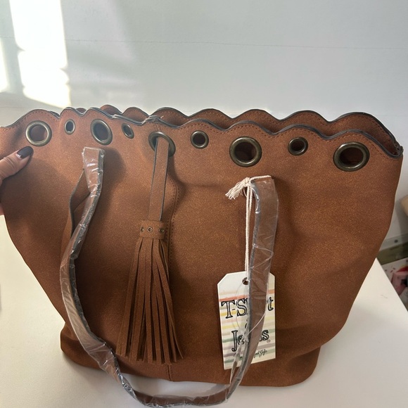 T-Shirt & Jeans faux-suede tote hobo brown bag scalloped edge tassel boho NWT - Picture 10 of 11